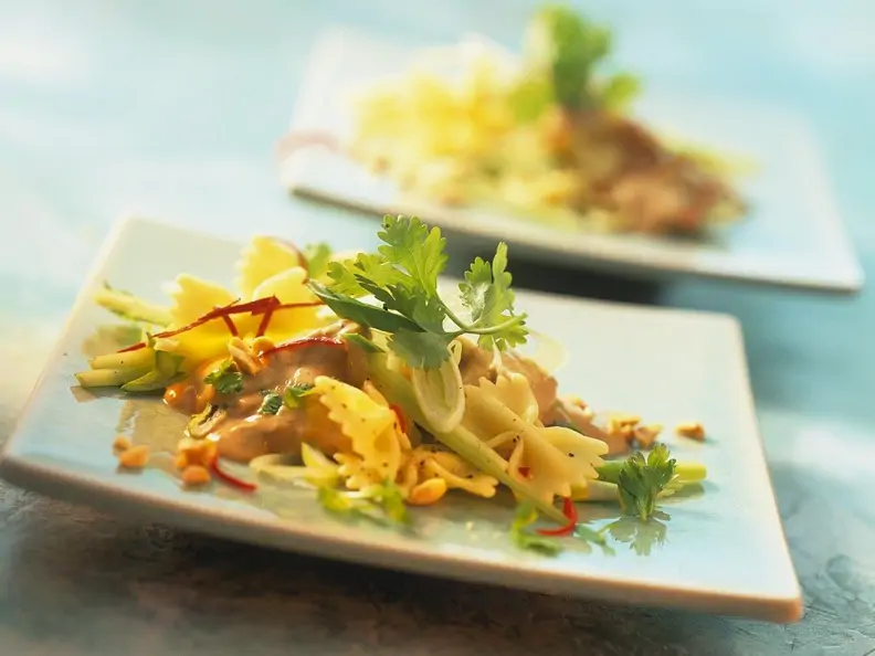Farfalle-Salat mit Erdnuss-Dressing