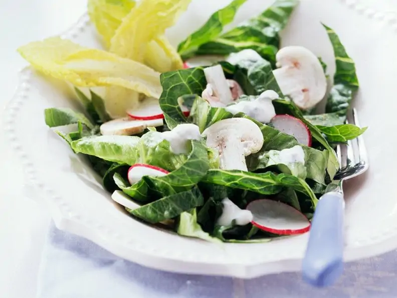 Romanasalat mit Roquefortdressing