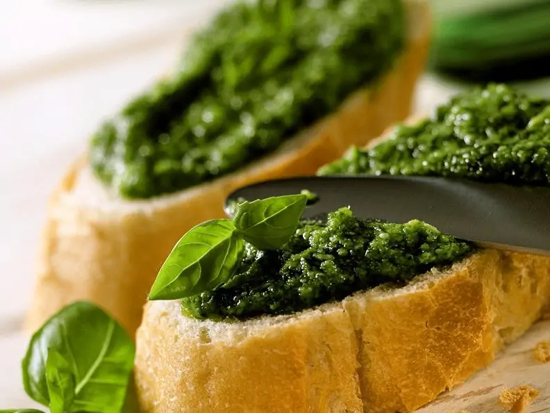 Crostini mit Pesto