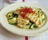 Hähnchenschnitzel mit Zucchinistreifen