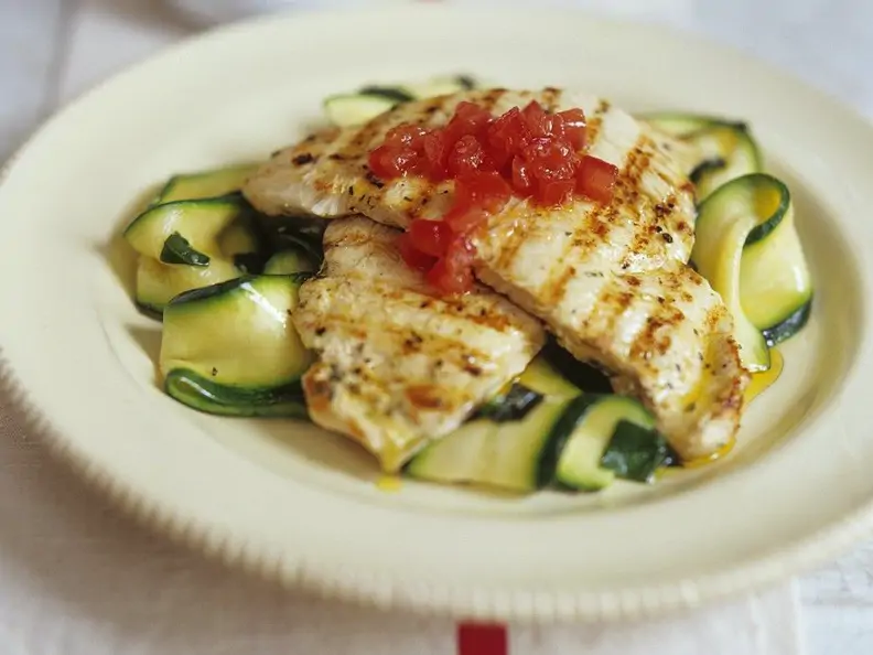 Hähnchenschnitzel mit Zucchinistreifen