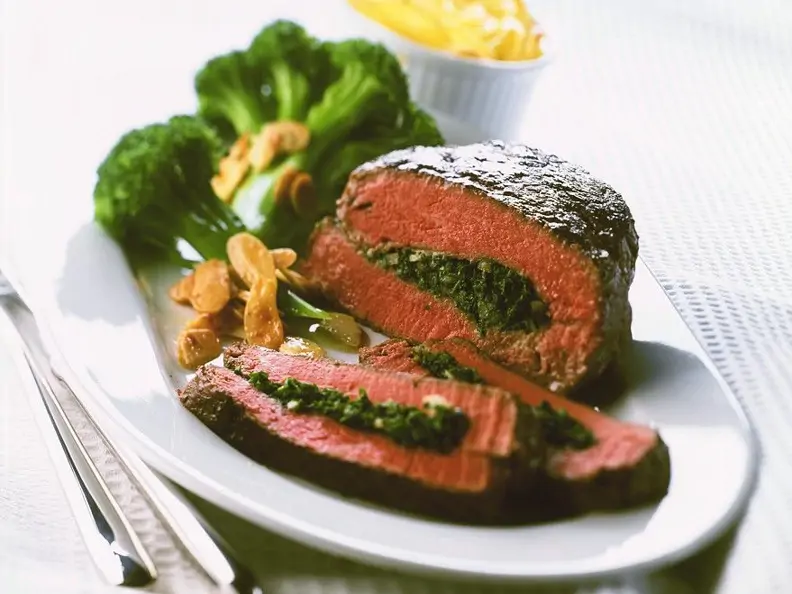 Mit Spinat gefüllter Rinderbraten