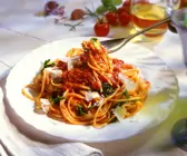 Nudeln mit Tomatensauce und Rucola