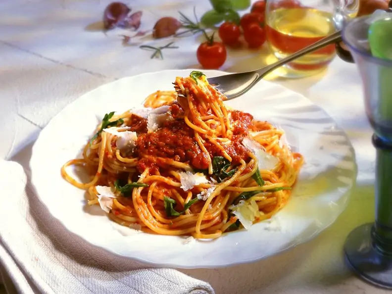 Nudeln mit Tomatensauce und Rucola