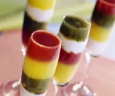 Buntes Frucht-Schichtdessert