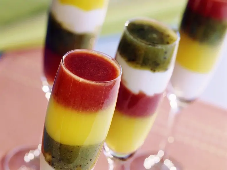 Buntes Frucht-Schichtdessert
