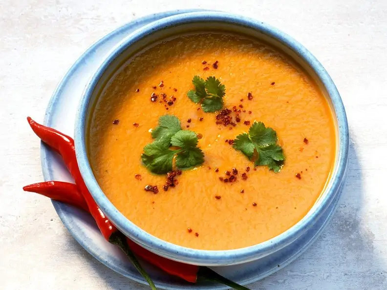 Fruchtige Kürbissuppe mit Chili und Koriander