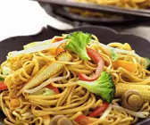 Nudeln mit Gemüse aus dem Wok