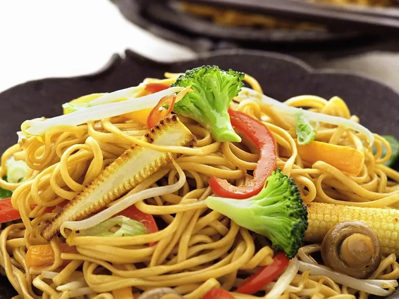 Nudeln mit Gemüse aus dem Wok