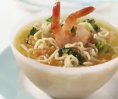Gemüsesuppe mit Nudeln und Garnelen