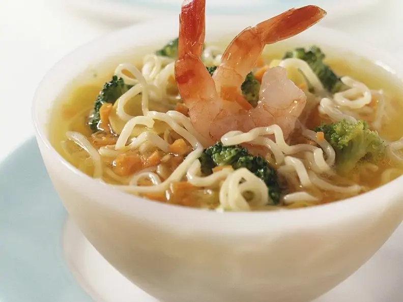 Gemüsesuppe mit Nudeln und Garnelen