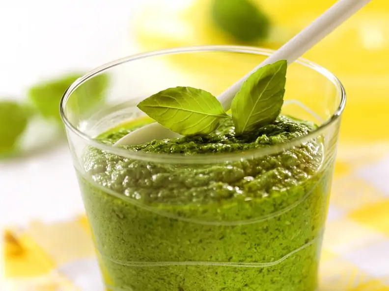 Basilikum-Pesto mit Knoblauch