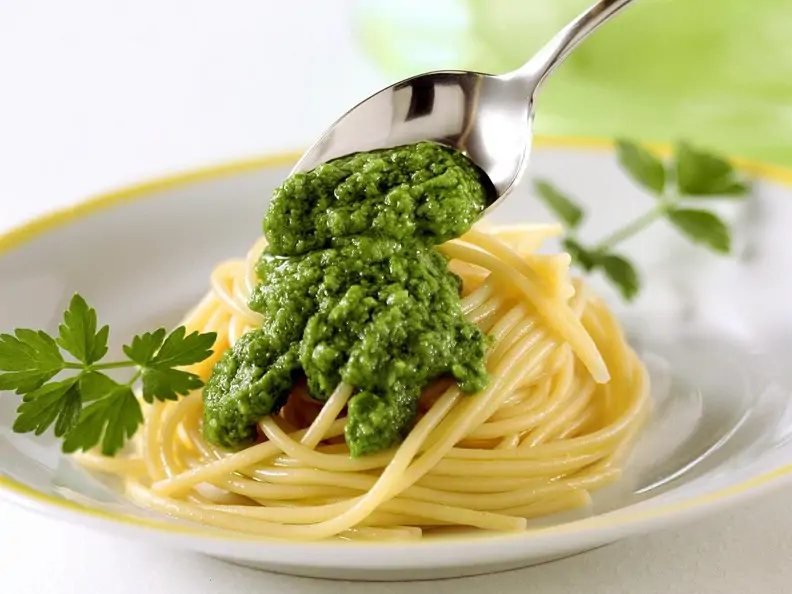 Nudeln mit Petersilienpesto