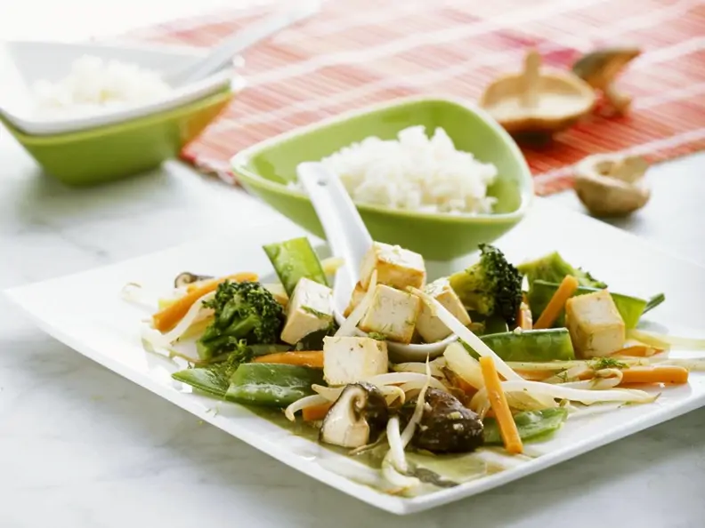 Tofu mit Wokgemüse und Reis