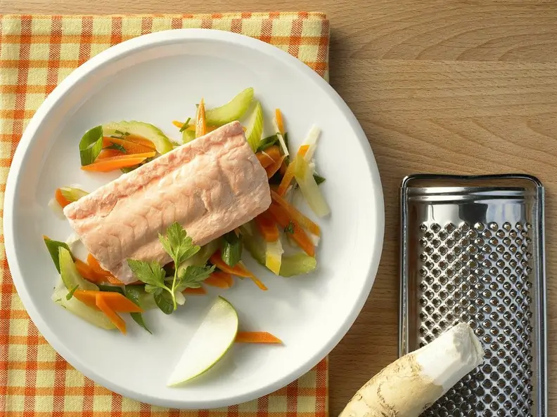 Gedämpfter Lachs mit Gemüse