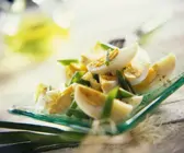 Eiersalat mit Essig und Öl