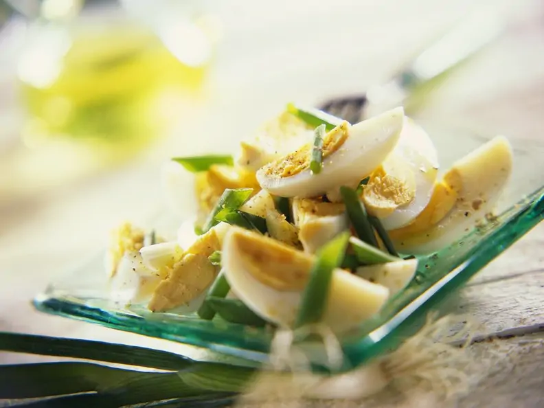 Eiersalat mit Essig und Öl