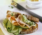 Brot-Sandwich mit Pute und Gurke