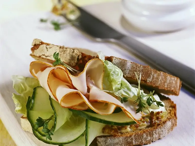 Brot-Sandwich mit Pute und Gurke