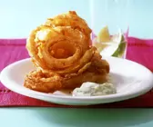 Frittierte Zwiebelringe mit Dip