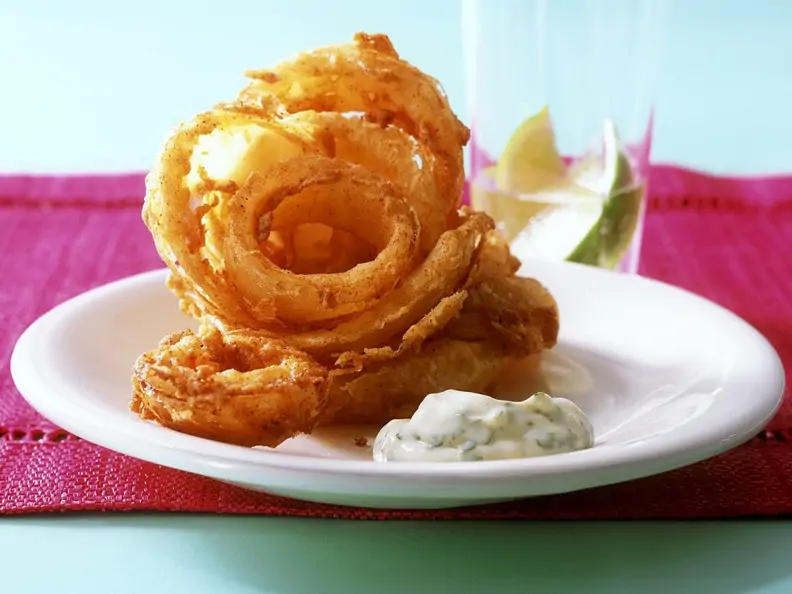 Frittierte Zwiebelringe mit Dip