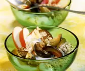 Müsli mit Dickmilch und Früchten