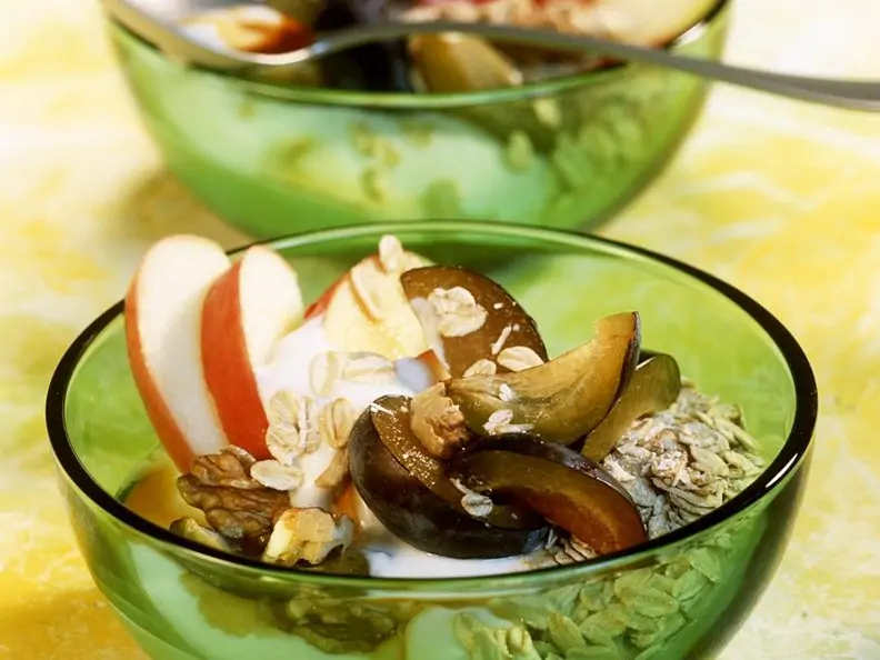 Müsli mit Dickmilch und Früchten