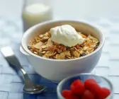 Müsli mit Joghurt und Beeren
