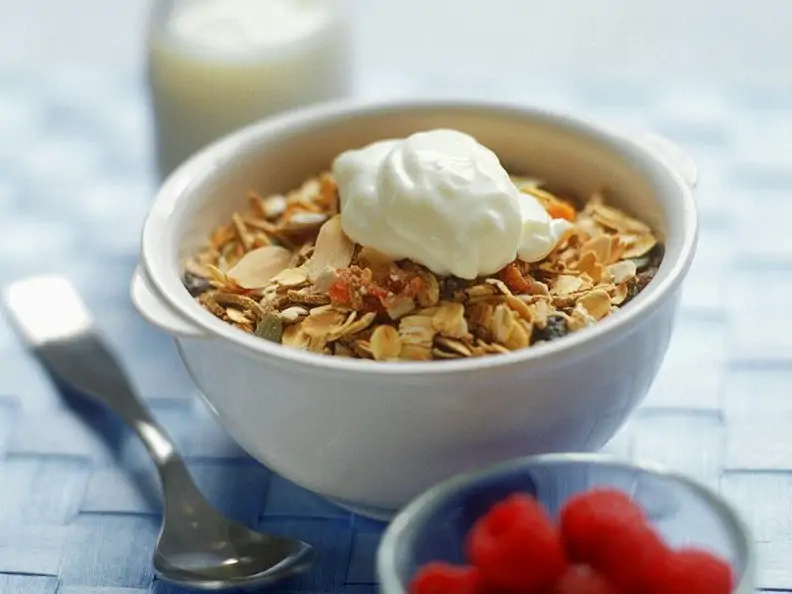 Müsli mit Joghurt und Beeren