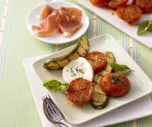 Mozzarella mit gegrillten Tomaten und Zucchini