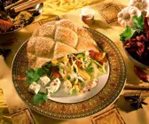 Pitabrot mit Gemüsesalat gefüllt