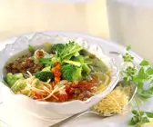 Klare Suppe mit Gemüse, Linsen und Nudeln
