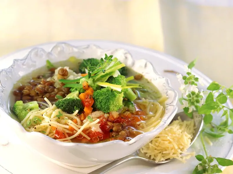 Klare Suppe mit Gemüse, Linsen und Nudeln