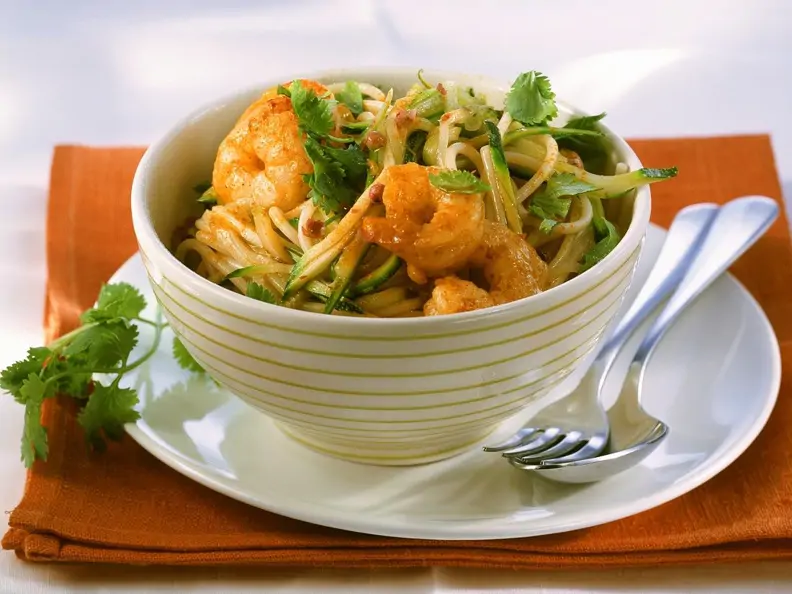 Nudeln mit Zucchini-Garnelensauce