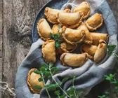 Gebackene Teigtaschen mit Hähnchenfüllung