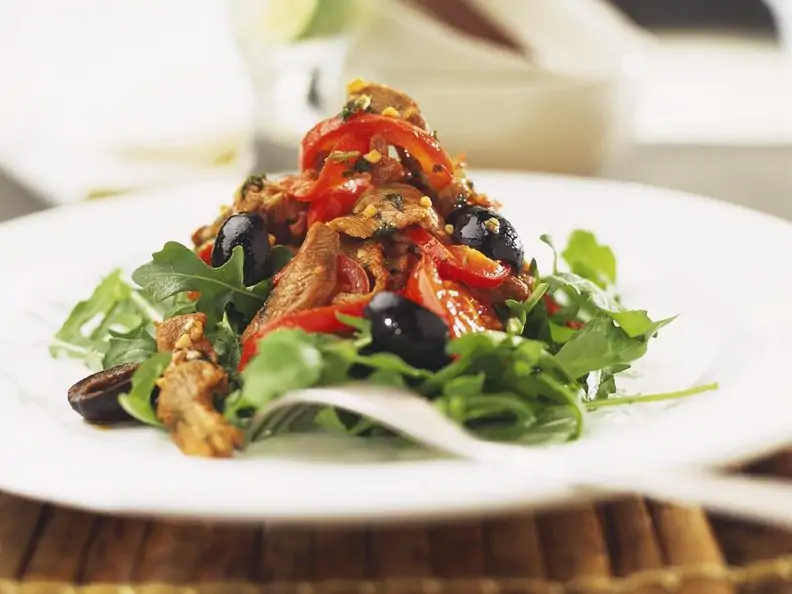 Rucolasalat mit Steakstreifen