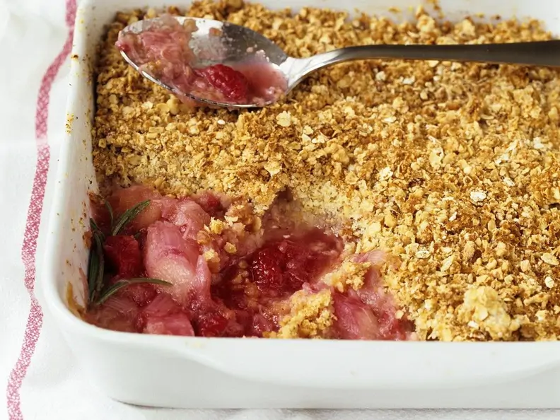 Rhabarber-Beeren-Crumble