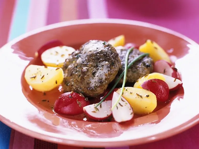 Frikadellen mit Kartoffel-Radieschensalat