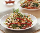 Hähnchen-Gemüsesalat mit Reisnudeln