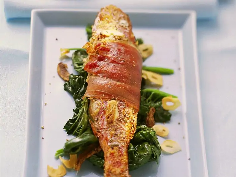 Gegrillte Rotbarbe mit Spinat