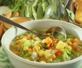 Klare Gemüsesuppe mit Kartoffeln und Kichererbsen