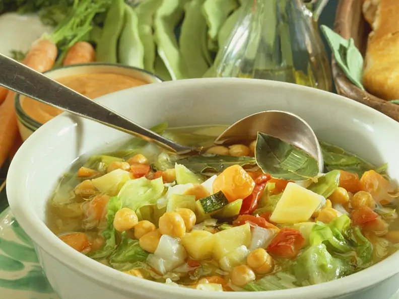 Klare Gemüsesuppe mit Kartoffeln und Kichererbsen