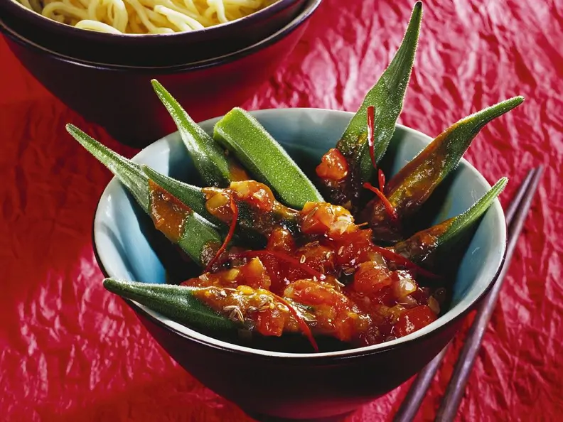 Okraschoten mit Tomatensauce