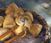 Blätterteigtaschen mit Käsefüllung