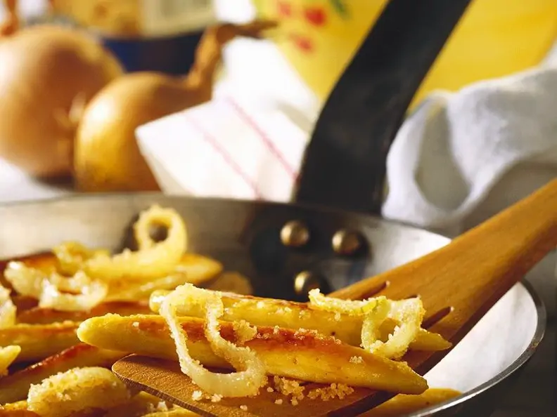 Gebratene Schupfnudeln mit Zwiebeln