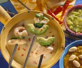 Kokosfondue mit Garnelen und Hähnchen