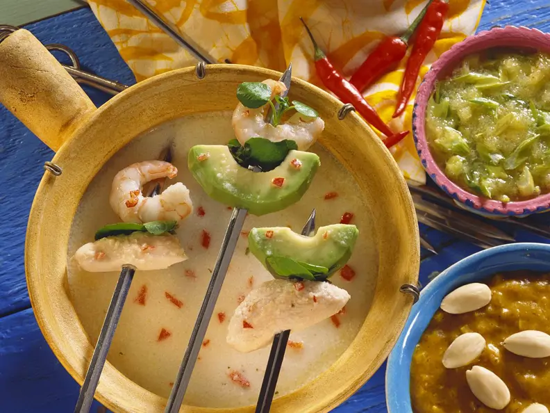 Kokosfondue mit Garnelen und Hähnchen