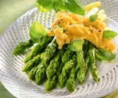 Grüner Spargel mit Rührei