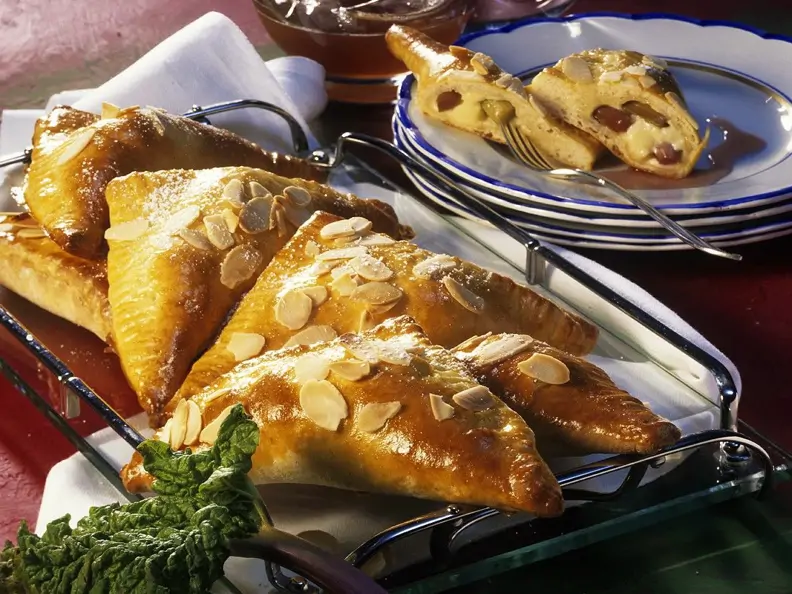 Teigtaschen mit Rhabarberfüllung