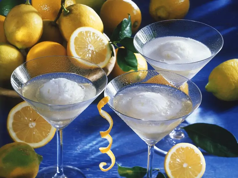 Sekt mit Zitronensorbet